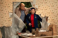 (S-D) Kurtwood Smith come Red, Debra Jo Rupp come Kitty in That '90S Show 3x01