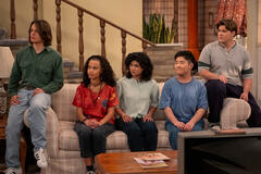 (S-D) Mace Coronel come Jay, Ashley Aufderheide come Gwen, Sam Morelos come Nikki, Reyn Doi come Ozzie, Max Donovan come Nate in That '90S Show 3x01