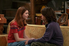 (S-D) Callie Haverda come Leia, Mace Coronel come Jay in That '90S Show 3x03