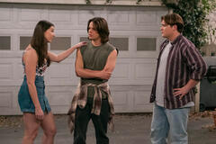 (S-D) Kira Kosarin come Betsy Kelso, Mace Coronel come Jay, Max Donovan come Nate in That '90S Show 3x03