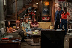 (S-D) Ashley Aufderheide come Gwen, Callie Haverda come Leia, Mace Coronel come Jay, Max Donovan come Nate, Kira Kosarin come Betsy Kelso in That '90S Show 3x04