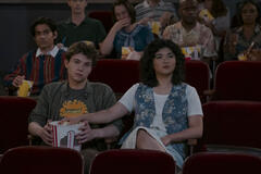 (S-D) Anthony Turpel come Theo, Sam Morelos come Nikki in That '90s Show 3x05