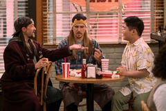 (S-D) Kevin Smith come Sonny, Jason Mewes come Bunch, Reyn Doi come Ozzie in That '90s Show 3x05
