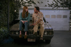 (S-D) Laura Prepon come Donna, Don Stark come Bob in That '90s Show 3x07