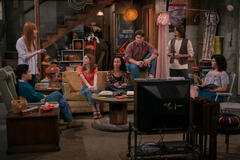 (S-D) Reyn Doi come Ozzie, Laura Prepon come Donna, Callie Haverda come Leia, Ashley Aufderheide come Gwen, Max Donovan come Nate, Mace Coronel come Jay, Sam Morelos come Nikki in That '90S Show 3x08