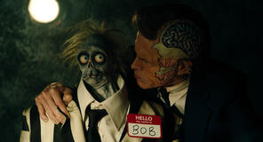 Willem Dafoe come Jackson in Beetlejuice Beetlejuice