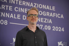 James Gray al photocall delle giurie alla 81a Mostra Internazionale d'Arte Cinematografica della Biennale di Venezia il 28 agosto 2024