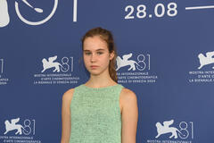 Naomi Lamp al Photocall di Quiet life a Venezia 81 il 29 agosto 2024