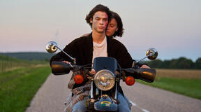 Paul Kircher e Angélina Woreth in Leurs enfants après eux di Zoran Boukherma e Ludovic Boukherma