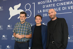 Nanni Moretti, Casey Kauffman e Alessandro Cassigoli al photocall del film Vittoria di Casey Kauffman e Alessandro Cassigoli a Venezia 81 il 30 agosto 2024