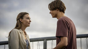 Amaryllis August e Albert Rudbeck Lindhardt in scena dal film Familier som vores di Thomas Vinterberg