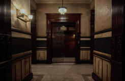 Scena dal film Appartamento 7a con Julia Garner, Dianne Wiest, Jim Sturgess e Kevin McNally e diretto da Natalie Erika James