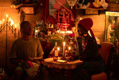 Ronald Peet e Jodie Turner-Smith in Bad Monkey 1x01