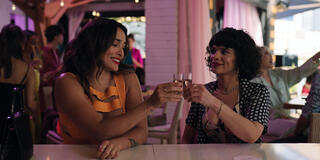 Natalie Martinez e Gizel Jimenez in Bad Monkey 1x02