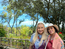 Barbara Bouchet e Corinne Clery in Fragili