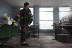 Taylor Kinney come Kelly Severide in Chicago Fire 12x10