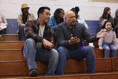 (S-D) Grey Acuna come Denis, Joe Minoso come Joe Cruz in Chicago Fire 12x10