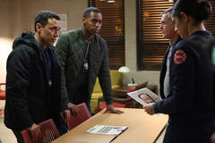 (S-D) Jonathan Medina come Detective Navarro, Samuel B Jackson come Dwayne, David Eigenberg come Christopher Herrmann, Miranda Rae Mayo come Stella Kidd in Chicago Fire 12x11