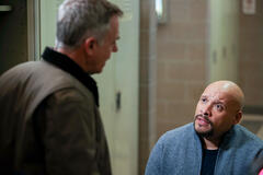 David Eigenberg come Christopher Herrmann, Joe Minoso come Joe Cruz in Chicago Fire 12x11