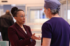 S. Epatha Merkerson come Sharon Goodwin, Steven Weber come Dr. Dean Archer in Chicago Med 9x10