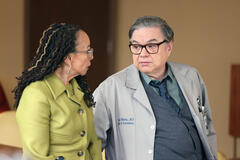 (S-D) S. Epatha Merkerson come Sharon Goodwin, Oliver Platt come Dr. Daniel Charles in Chicago Med 11x11