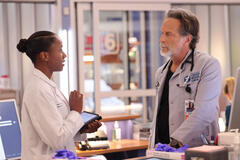 (S-D) Ashlei Sharpe Chestnut come Naomi Howard, Steven Weber come Dr. Dean Archer in Chicago Med 11x12