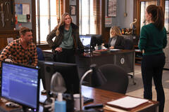 (S-D) Patrick John Flueger come Adam Ruzek, Tracy Spiridakos come Hailey Upton, Bojana Novakovic come Josephine Petrovic, Marina Squerciati come Kim Burgess in Chicago P.D. 11x08