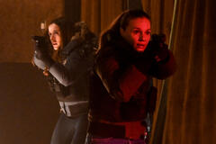 (S-D) Marina Squerciati come Kim Burgess e Tracy Spiridakos come Hailey Upton in Chicago P.D. 11x09