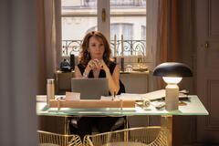 Philippine Leroy-Beaulieu come Sylvie Grateau in Emily in Paris 1x01