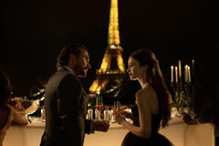 (S-D) William Abadie come Antoine Lambert e Lily Collins come Emily in Emily in Paris 1x02