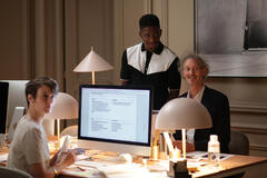 (S-D) Samuel Arnold come Luke e Bruno Gouery come Julien in Emily in Paris 1x02