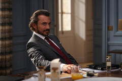 William Abadie come Antoine Lambert in Emily in Paris 1x03