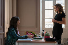 (S-D) Lily Collins come Emily e Philippine Leroy-Beaulieu come Sylvie Grateau in Emily in Paris 1x04