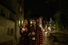 (S-D) Ashley Park come Mindy e Lily Collins come Emily in Emily in Paris 1x05