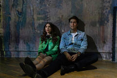 (S-D) Lily Collins come Emily e Lucas Bravo come Gabriel in Emily in Paris 1x05