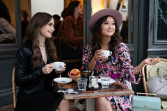 (S-D) Ashley Park come Mindy Chen e Lily Collins come Emily in Emily in Paris 1x06