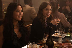 (S-D) Ashley Park come Mindy e Lily Collins come Emily in Emily in Paris 1x07