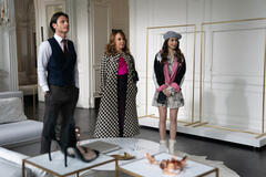 (S-D) Philippine Leroy-Beaulieu come Sylvie Grateau e Lily Collins come Emily in Emily in Paris 1x10