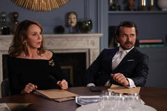 (S-D) Philippine Leroy-Beaulieu come Sylvie Grateau e William Abadie come Antoine Lambert in Emily in Paris 1x10