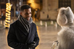 Lucien Laviscount come Alfie in Emily in Paris 4x06
