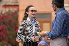 Lily Collins come Emily in Emily in Paris 4x10