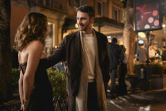 (S-D) Philippine Leroy-Beaulieu come Sylvie Grateau, Raoul Bova come Giancarlo in Emily in Paris 4x10