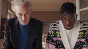 (S-D) Bruno Gouery come Luc, Samuel Arnold come Julien in Emily in Paris 4x07