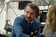 William Abadie come Antoine Lambert in Emily in Paris 1x03