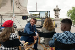 (S-D) Lily Collins come Emily, William Abadie come Antoine Lambert, Philippine Leroy-Beaulieu come Sylvie Grateau, And Samuel Arnold come Luke in Emily in Paris 1x03