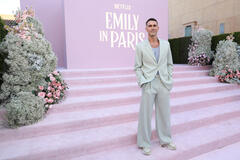 Grant Sloss attende la premiere della stagione 4 di Emily In Paris presso il The Egyptian Theater il 14 agosto 2024 in Los Angeles