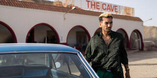 Nabhaan Rizwan come Dionysus in KAOS - Immagine dal set