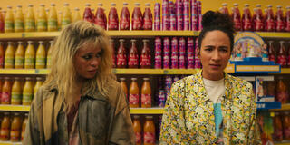 Billie Piper e Aurora Perrineau in KAOS - Stagione 1