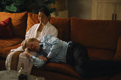 Hong Chau e Jesse Plemons in Kinds Of Kindness - Immagine dal set