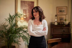 Beatrice Schiros in Kostas 1x01